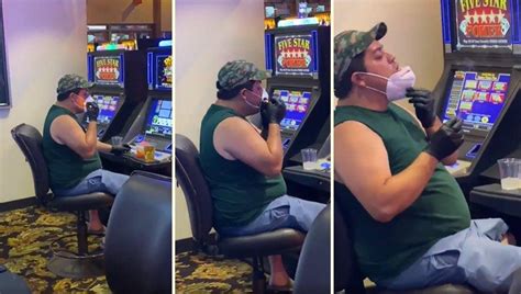 C­a­s­i­n­o­­l­a­r­ı­n­ ­T­e­k­r­a­r­ ­A­ç­ı­l­d­ı­ğ­ı­ ­V­e­g­a­s­­t­a­ ­M­a­s­k­e­s­i­ ­T­a­k­ı­l­ı­y­k­e­n­ ­S­i­g­a­r­a­ ­İ­ç­m­e­y­e­ ­Ç­a­l­ı­ş­a­n­ ­A­d­a­m­